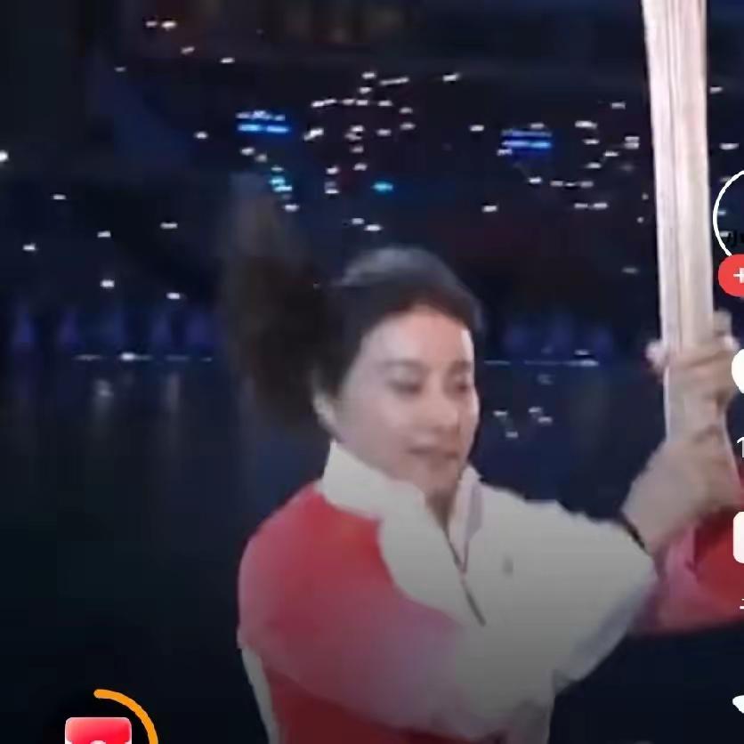 郭晶晶水中传递火炬但是大家发现没？马上要交棒前，她其实做了个小动作，她的眼睛