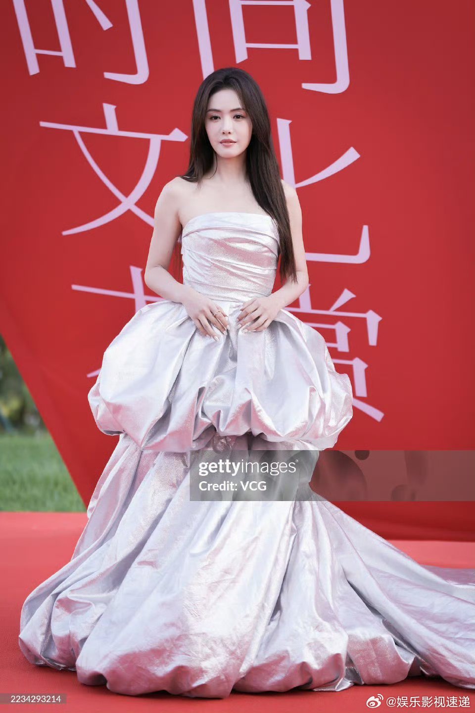 G社镜头下的时尚文化大赏陈都灵今天的状态很松弛，表情自然，动作间都透着温柔的力