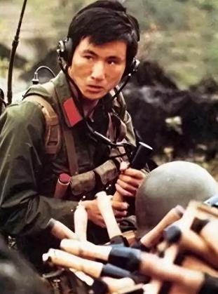 1985年老山战场上，杨启良一人守着阵地歼敌18人，立了一等功，转业到地方工商系