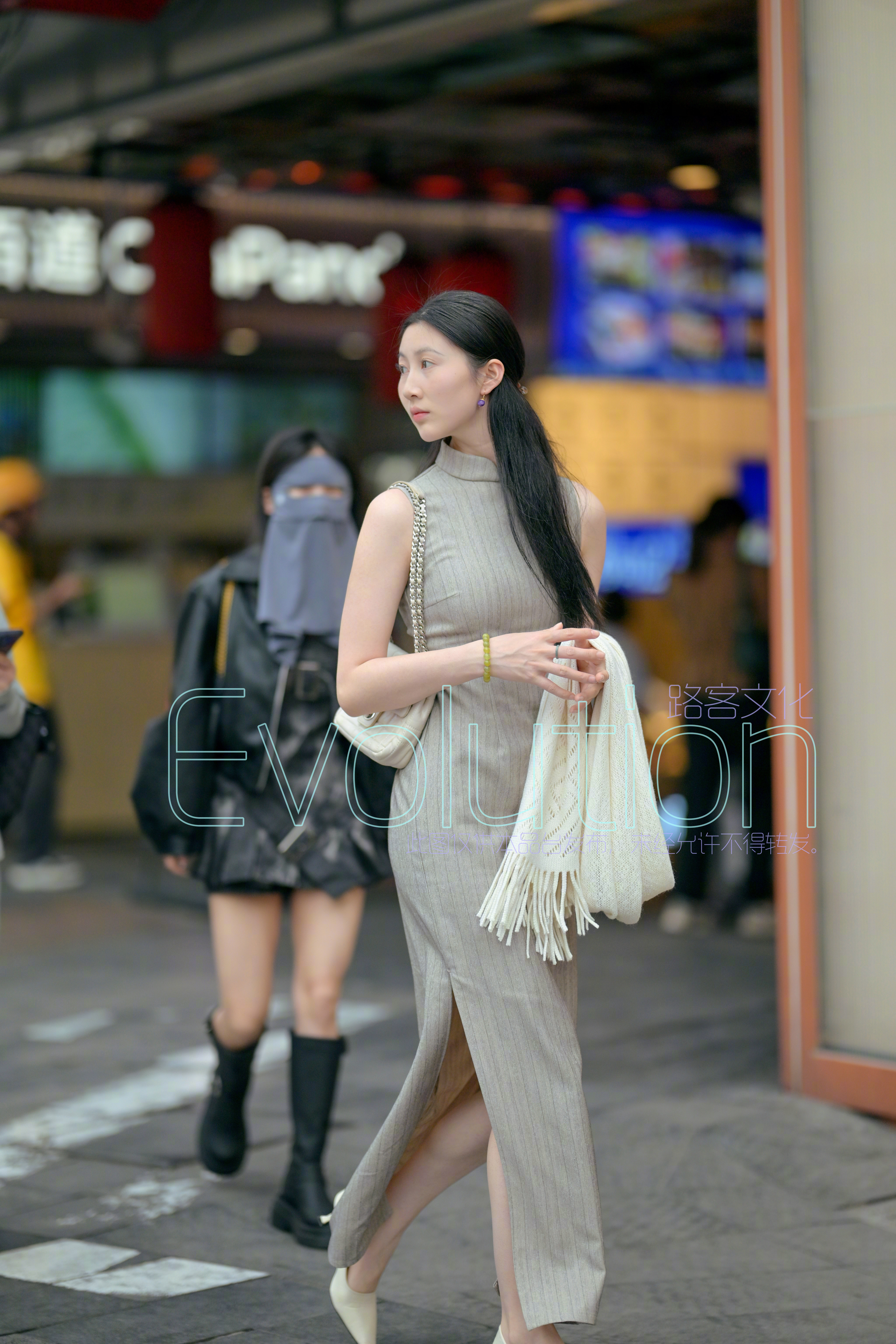 这一个回头身材曲线尽显​​​