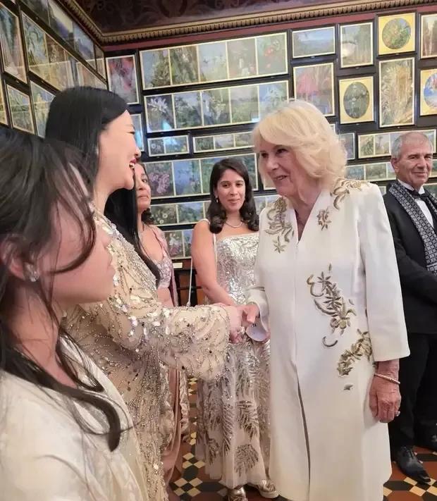 【顶流母女破次元壁！李湘带王诗龄杀进白金汉宫与卡米拉王后热聊】这个夏天最震