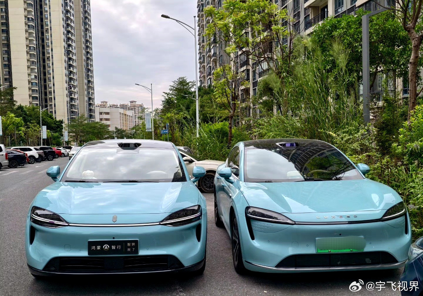 这次智界R7的改款，看似是动了动“小手术”，比如前脸大灯造型变了，下面加了那条让