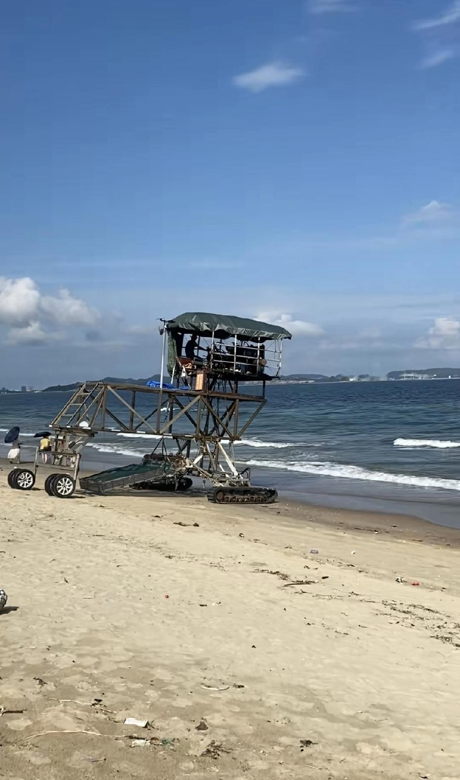 这车子，前面是履带式的，后面才是轮子的，而且车高两米以上了，看样子像是自制的特种