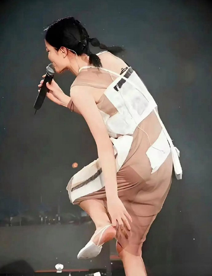 王菲怕不是唯一一个开演唱会穿无底高跟鞋的吧！真不愧是天后，这舞台气质绝了，就不知