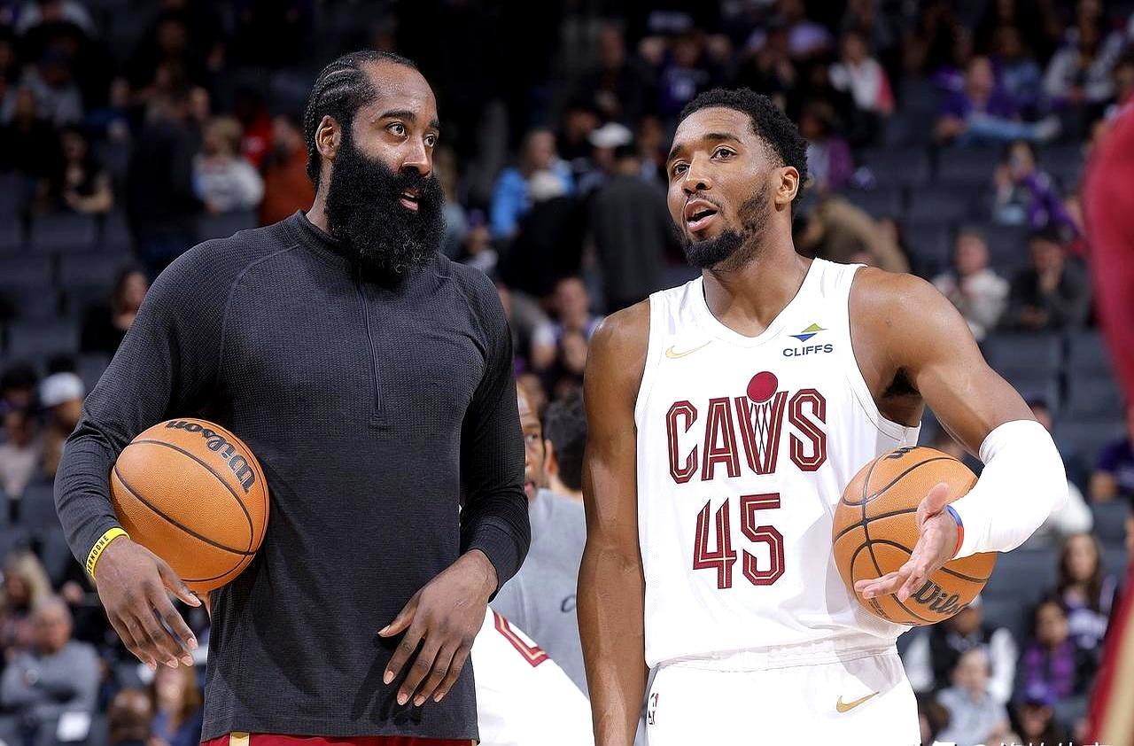 哈登拖着那根骨折的右手大拇指，死死咬住东部第四的位置。米切尔腹股沟拉伤直接休战，