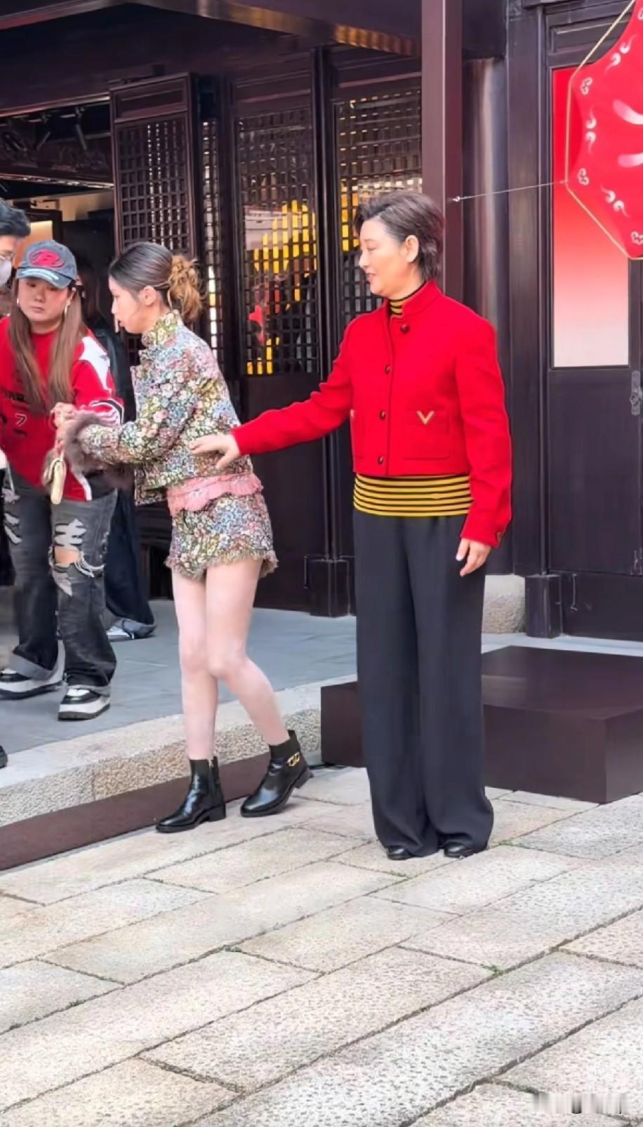 估计当时徐帆心里很不舒服16日这天在上海参加某活动的时候徐帆一直想拉住干女儿