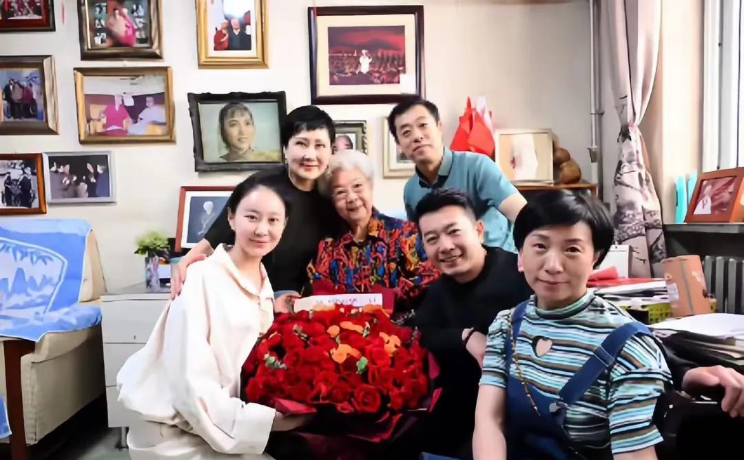 62岁的张凯丽与97岁的田华同框，感觉张凯丽这精神气还不如田华，田华老师如果把头