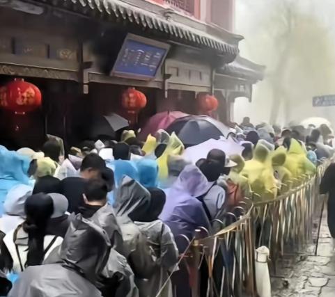 这事千真万确，就发生在昨天泰山。朋友在山上卖货，手头刚好压了几千件雨衣，成本才几