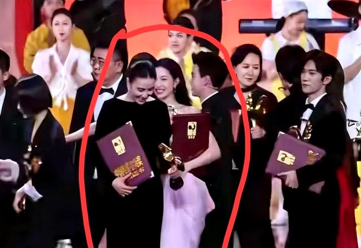 钟楚曦跟宋佳、千玺一起走红毯，几秒站位被截成动图骂上热搜。我看了完整视频，她也