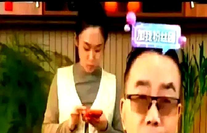 直播镜头前，他对着26万人，连鞠了17个躬。接着，他掏出一本旧日记，撕得粉