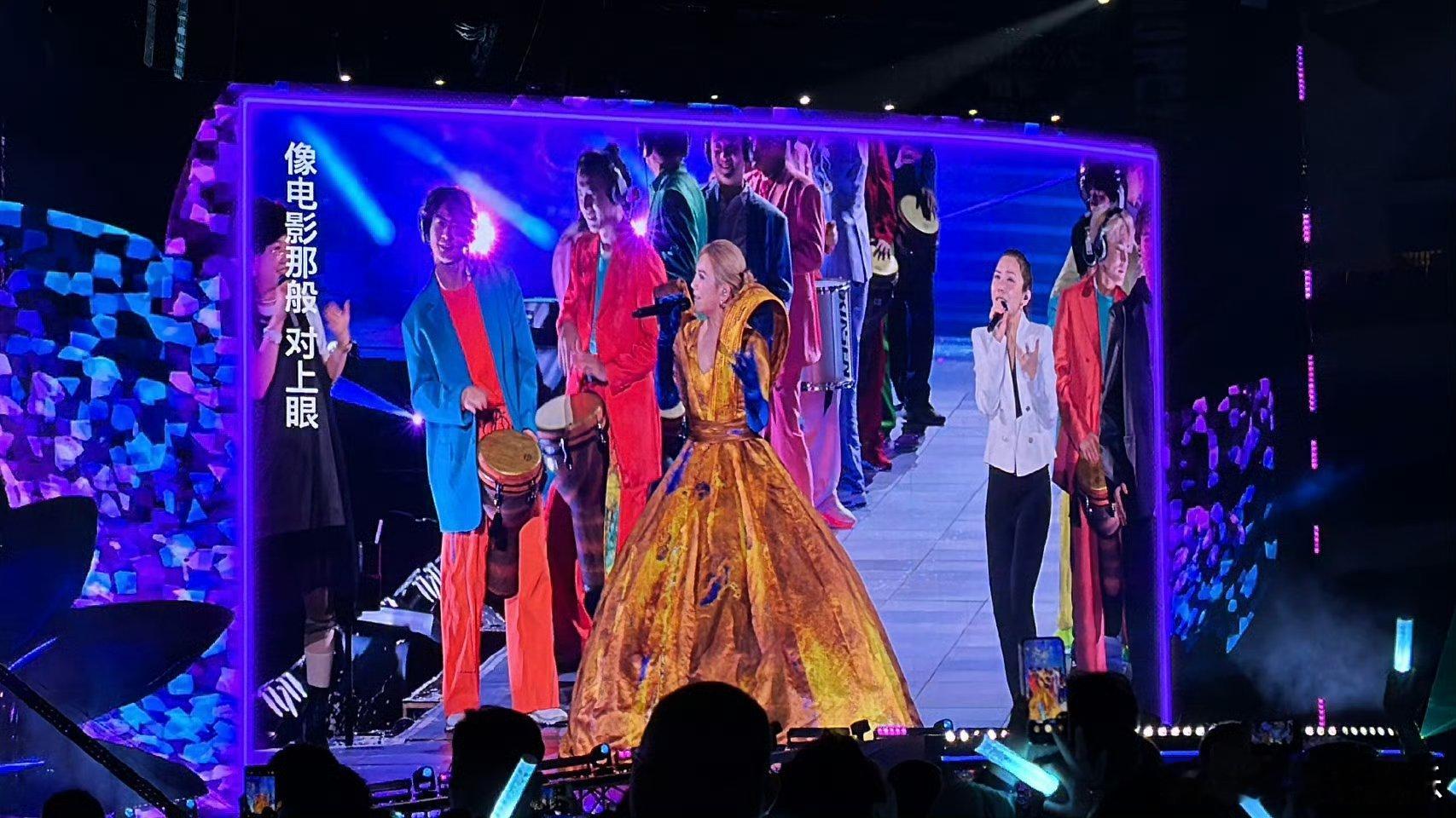 梁静茹上海演唱会首场太绝！黄色公主裙搭配dancer多巴胺七彩穿搭，欢快歌声加持