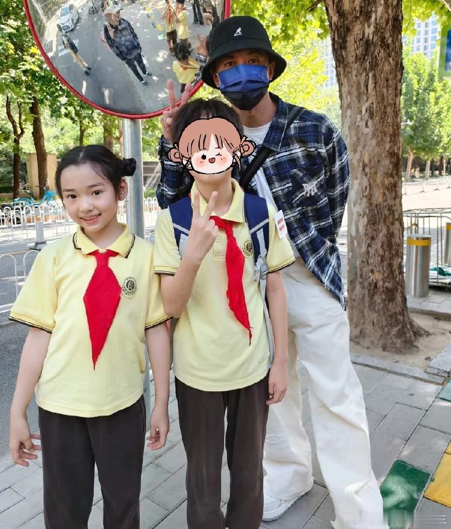 张维伊接小酒窝放学偶遇张维伊接小酒窝放学张维伊接小酒窝放学，与网友合照很亲和，