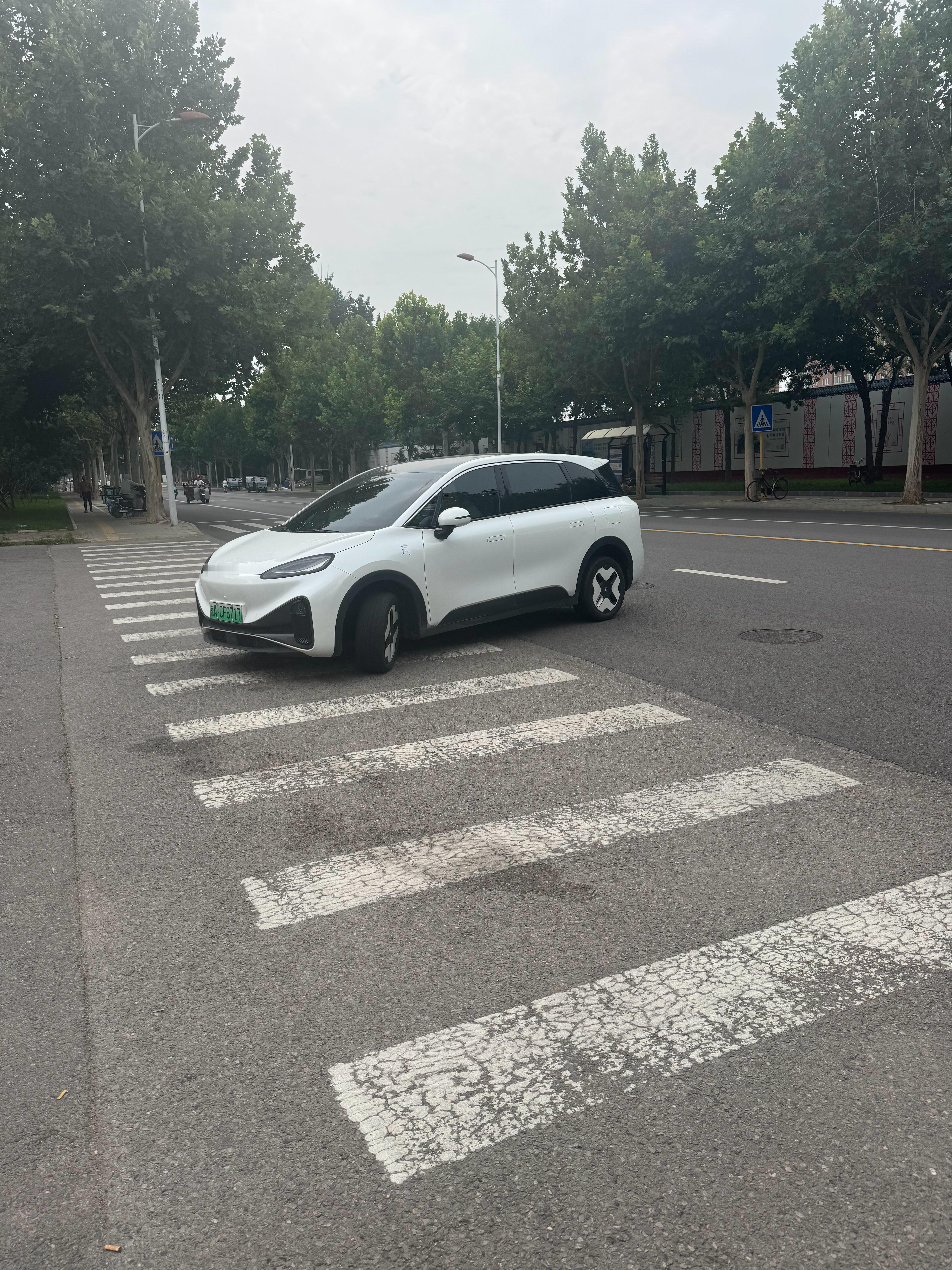 打车打到一台极狐考拉S这车太适合做出租车了右侧电滑门后排空间巨大后排B柱左右