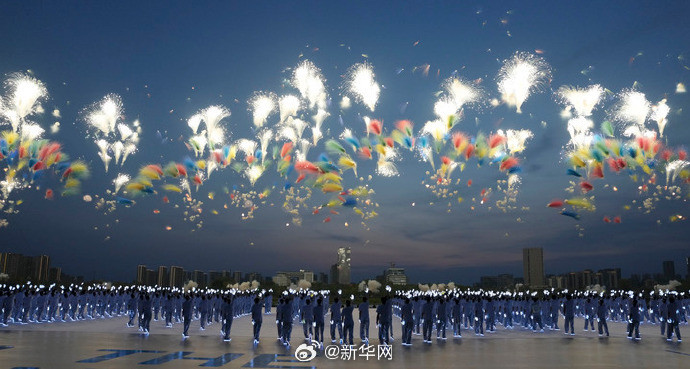 【第12届#成都世运会开幕式高清大图#来啦！】绚丽的烟花腾空而起，自然与科技交织