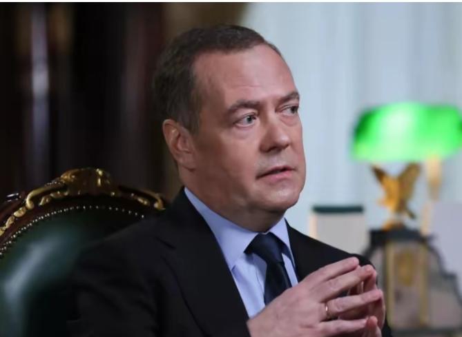 梅德韦杰夫表态了！就美国组建“五国集团”（C5）取代G7的消息发表评论。那个