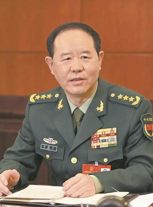 昨天看到一个挺让人意外的消息，两位在军队里职位很高的人出事了。这两位大家可能