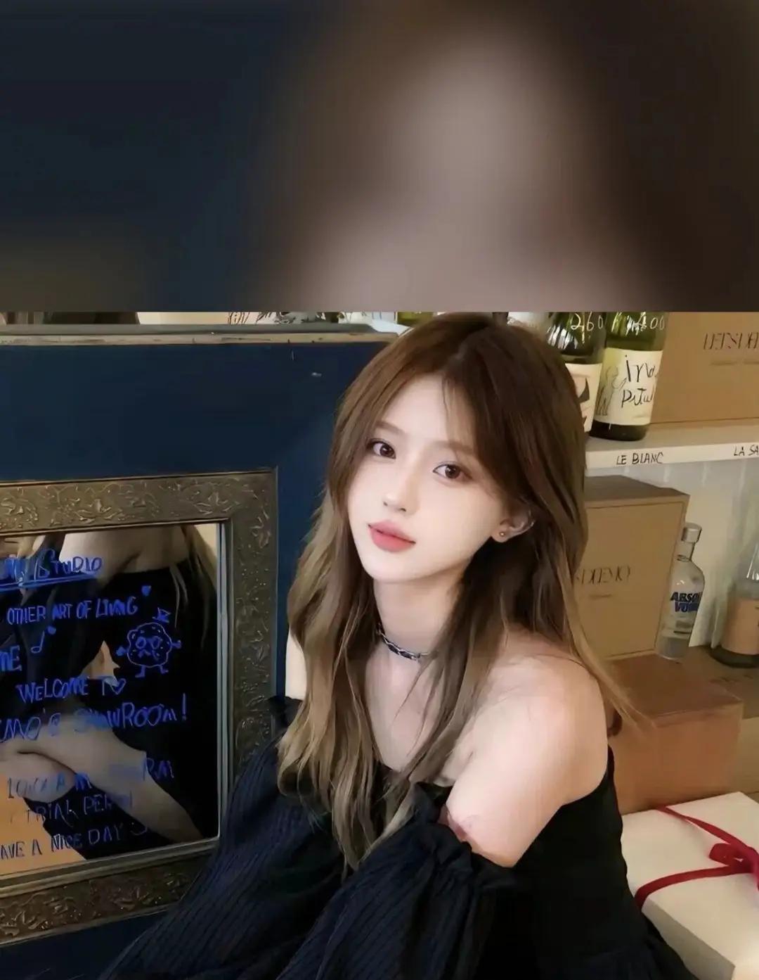 优雅黑裙搭配，镜中倒影，尽显迷人魅力！