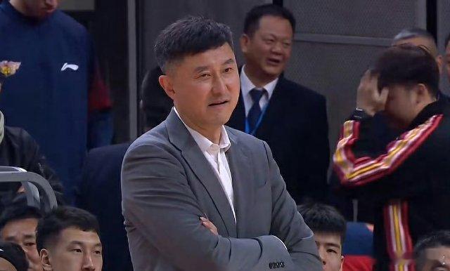 杜锋赛后把山西球员捧了个遍杜锋指导赛后发布会，快把山西队的国内球员挨个拉出来捧