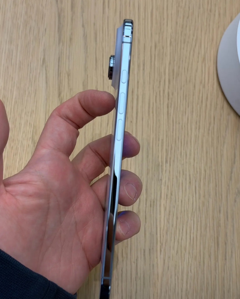 前几天见到iPhoneAir的真机了！真薄呀，抛光钛金属特别有质感，精致