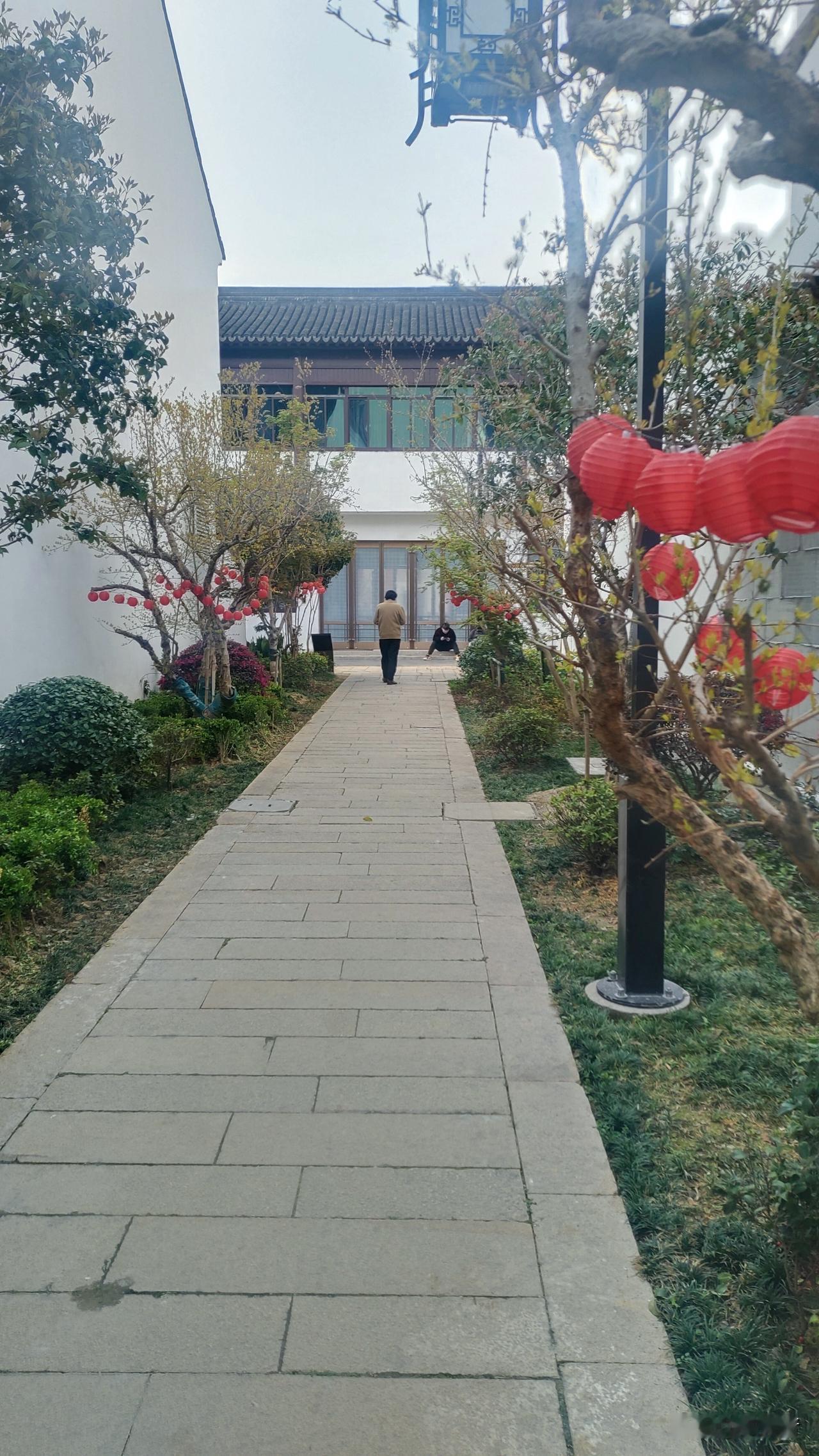 我今年60岁，老公在外地随女儿生活，我跟儿子在一个城市。每个月不干活，也能领到1