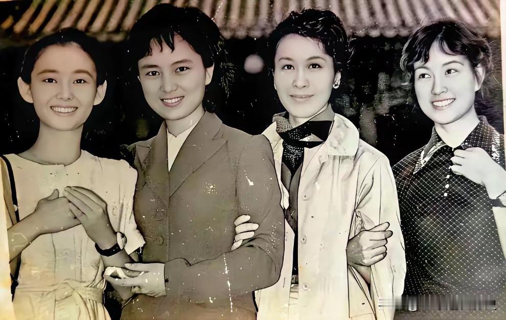上世纪七十年代末，一张珍贵合影记录下了中野良子、张金玲、栗原小卷、刘晓庆四位影坛