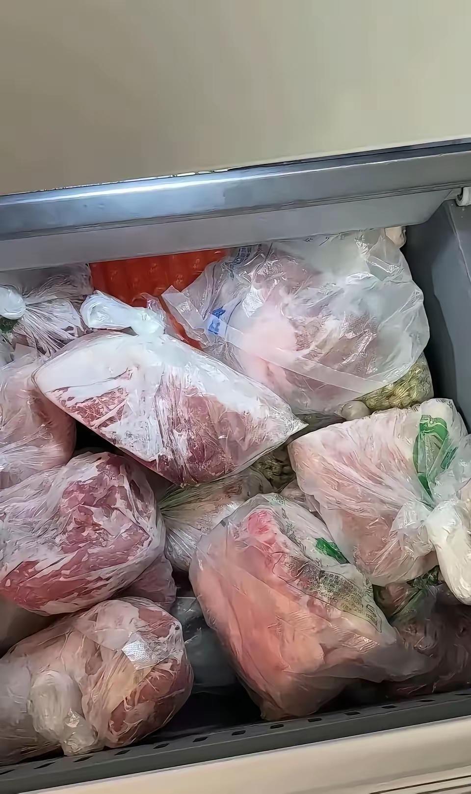 对门邻居出国前卖冰箱里的冻肉，问我要1000块，我嫌贵没买。结果三天后听四楼大姐