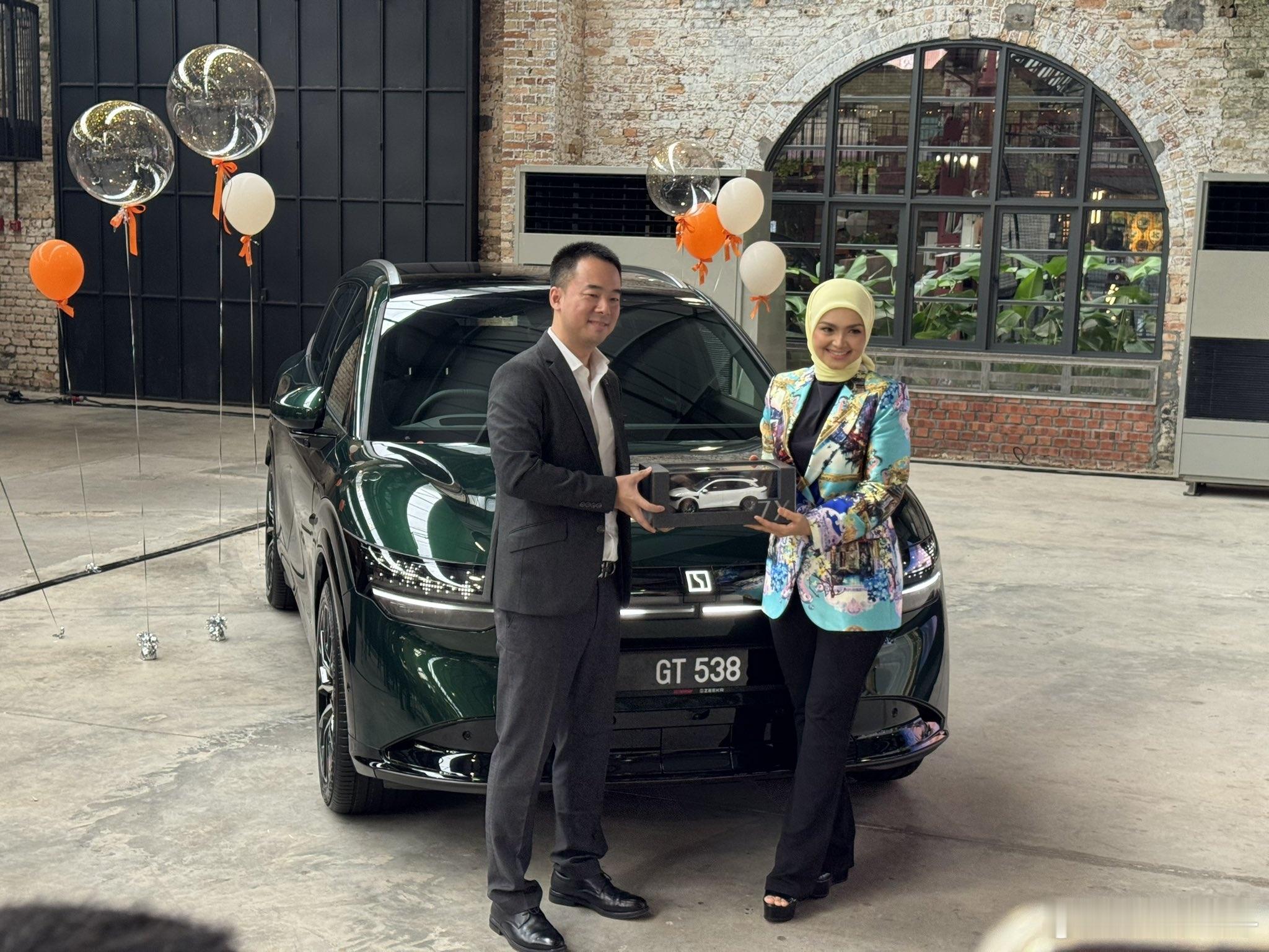 极氪迎来了在马来西亚的第2000辆电动汽车交付的里程碑。拿督斯里茜蒂诺哈丽莎是马