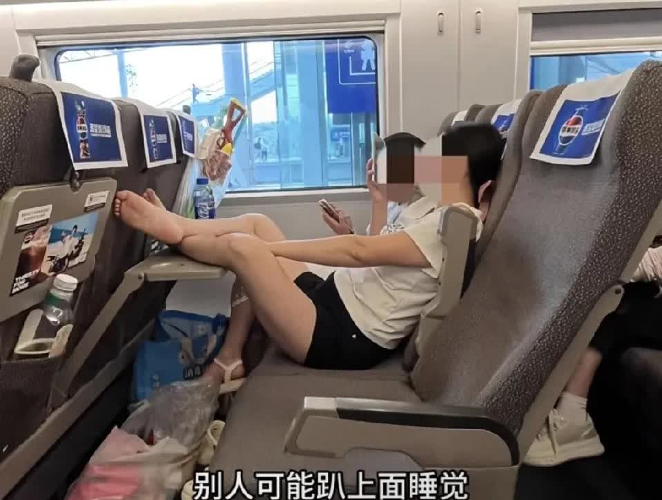 高铁惊现“脚丫占桌”，素质呢？高铁上这离谱一幕，血压直接拉满！一女子把