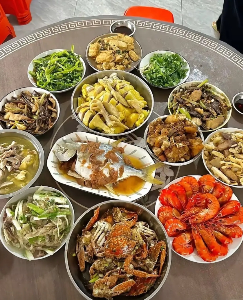 你看这桌菜，要是搁饭店里点，得花500块钱不？