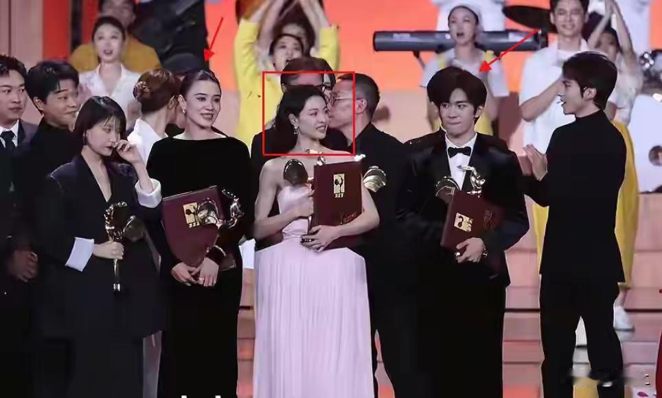 她简直太想红了，居然又一次争抢C位。这次更夸张，让影后和影帝一左一右给她当陪衬，