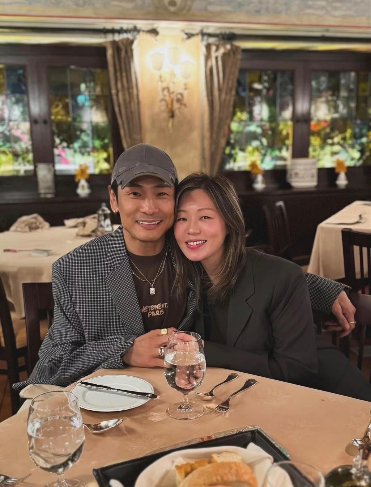 杜德伟和老婆庆祝结婚纪念日～其实杜德伟和老婆差24岁，不过因为杜德伟保养的好，所