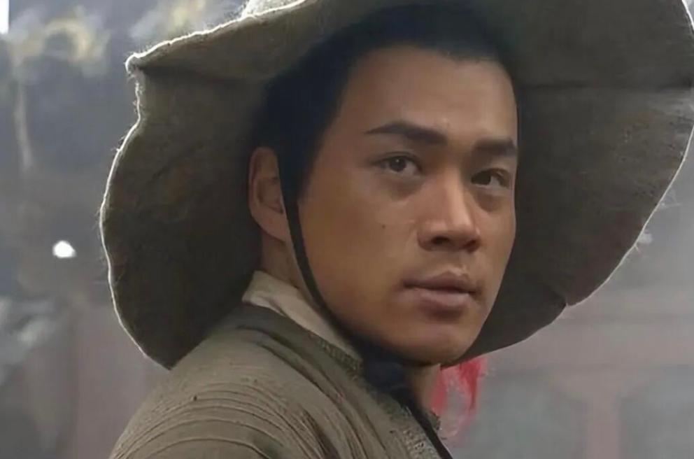 血溅鸳鸯楼后的武松，一身傲骨，为何到二龙山不争寨主，安于第三把交椅？梁山排座