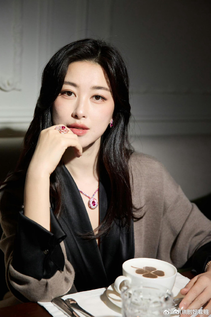 晚宴内场的朱珠谁被朱珠在晚宴上的松弛感狠狠戳中！整个人优雅又从容，一举一动都