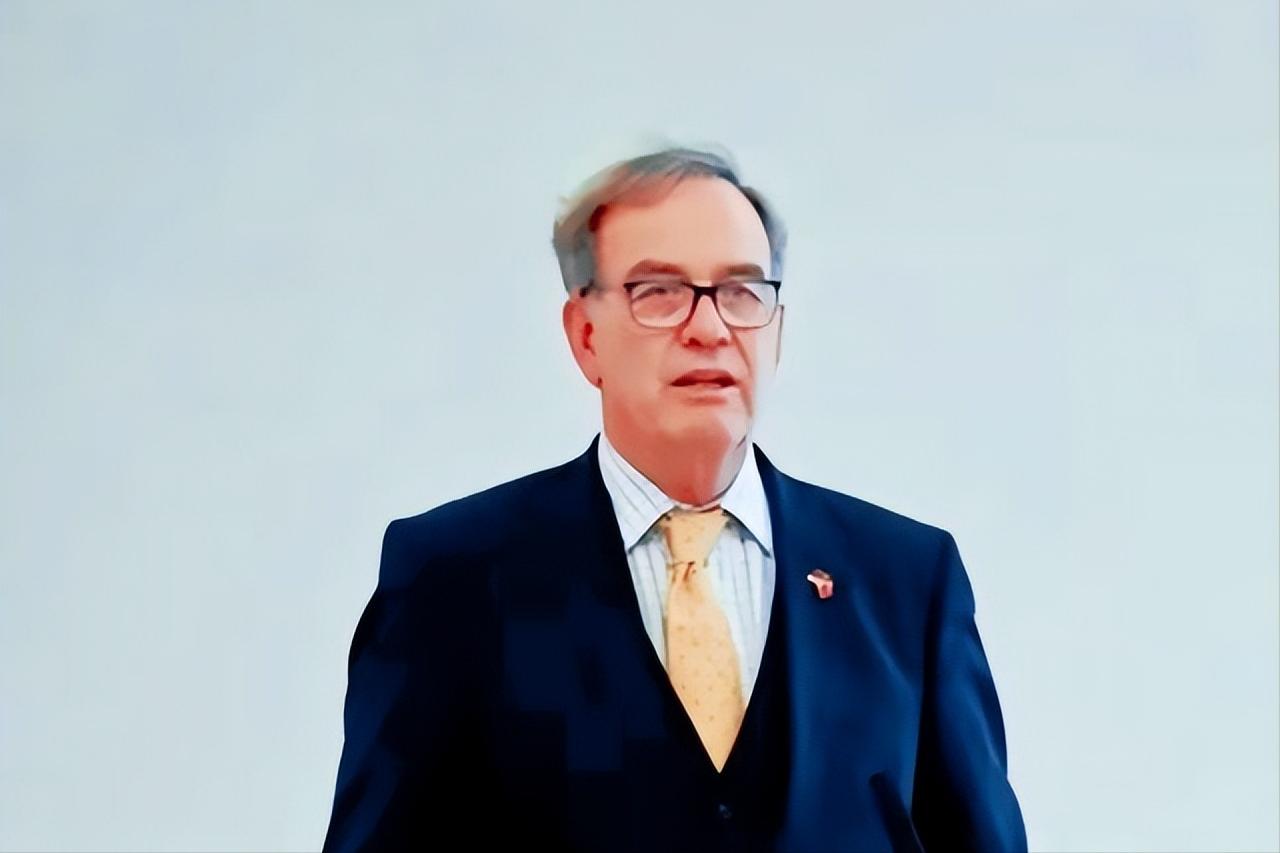 德国有一位教授最近说了句大实话，直接把美国的老底给揭了。他说中美之间打不起来，不