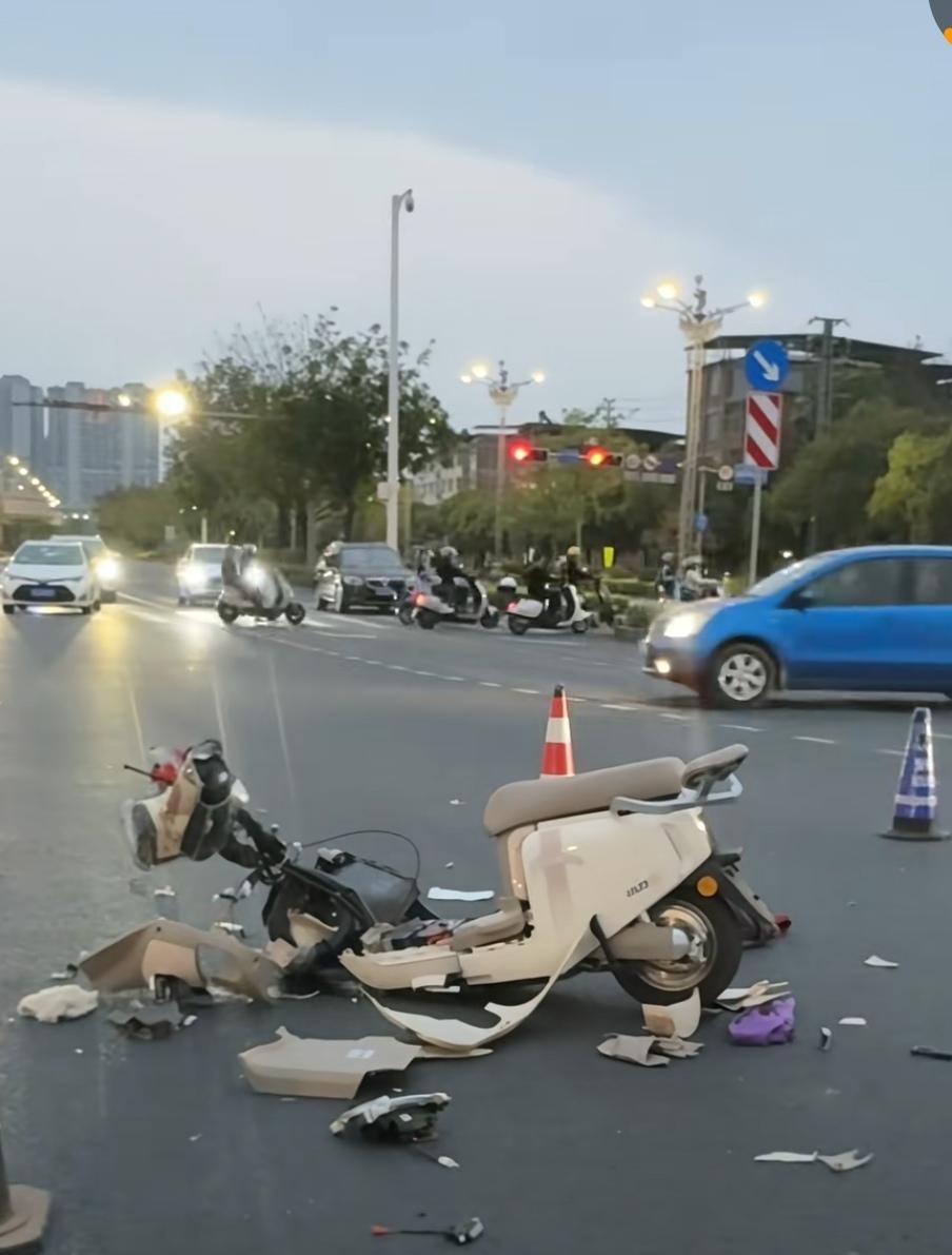 现在的车多，路上发生车祸也多。前几天，也就是2026年3月16日，四川南充在人