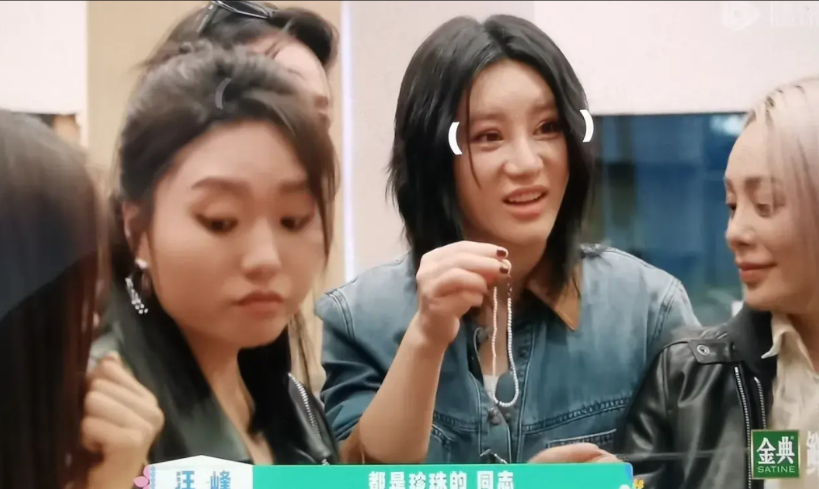 汪峰从家里拿来的珍珠手链售卖，说价值四百欧元，尚雯婕看了下后说：“你被骗了！这不