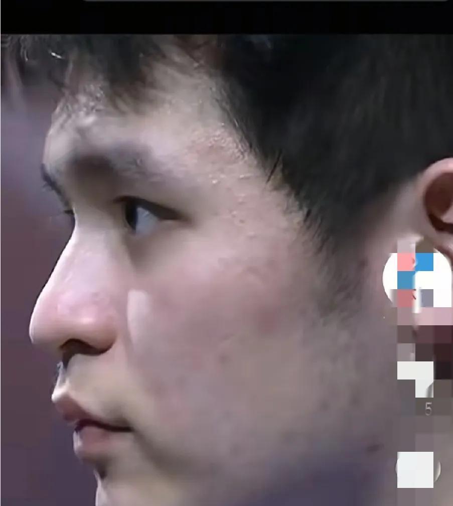 王浩指导到底对林诗栋说了什么？林诗栋接连发球失误，王浩闭眼摇头无奈，叫了暂停，