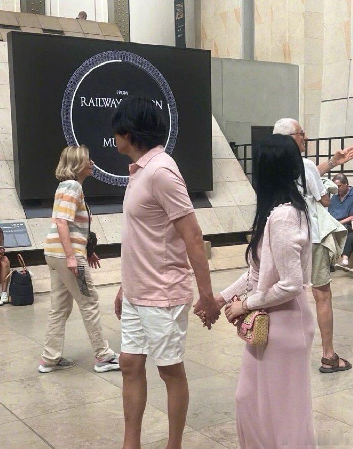 这谁还在身材焦虑呢？在奥赛博物馆偶遇到了穿着粉色情侣装的秦昊和伊能静，但是，秦昊