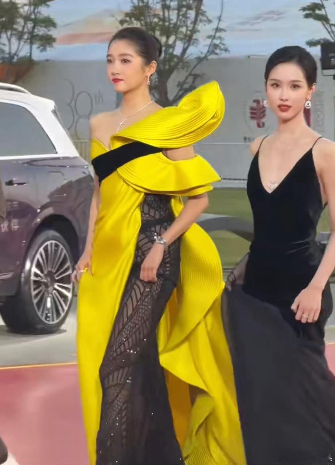 金鸡红毯这俩美女也太绝了！陈都灵一袭黑裙，清冷范儿拉满，仙得像不食人间烟火；关晓