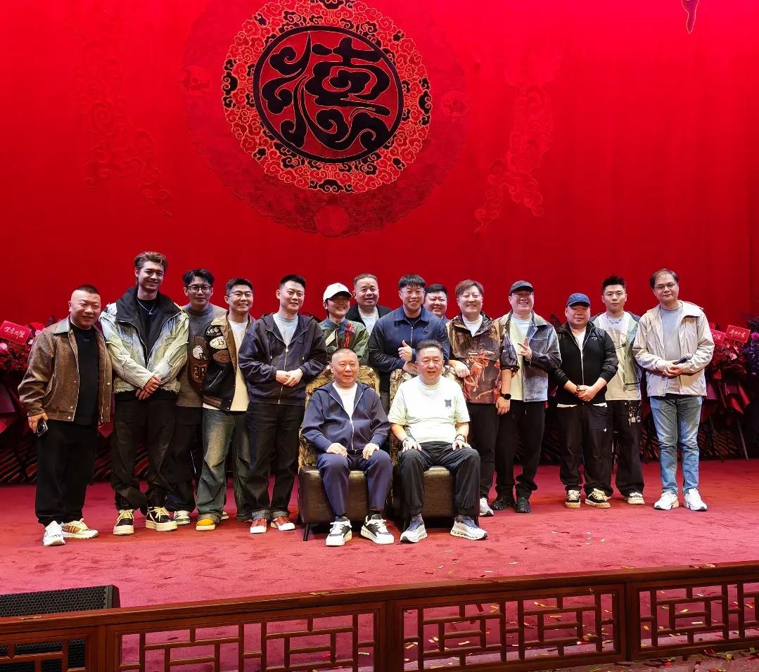 郭德纲：谦儿啊，今儿上海德云社正式挂牌，我心里还真有点小激动。这黄浦江边，以后就