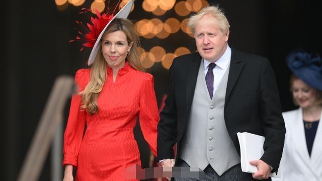 英国前首相约翰逊的妻子凯莉，5月15日接受英国报纸采访，她自爆自己19岁时曾被出