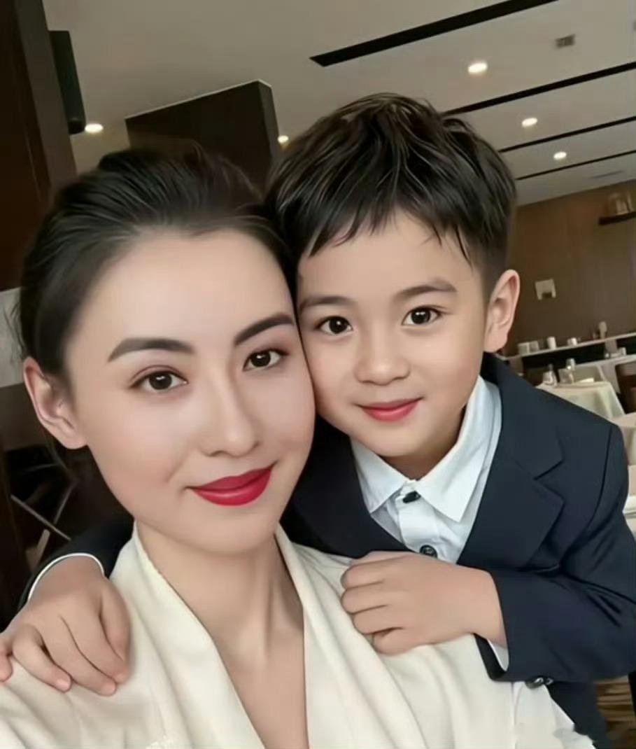张柏芝老三儿子的父亲一直是个迷，不过可以肯定的是他的爸爸一定是一位超级大帅哥，应