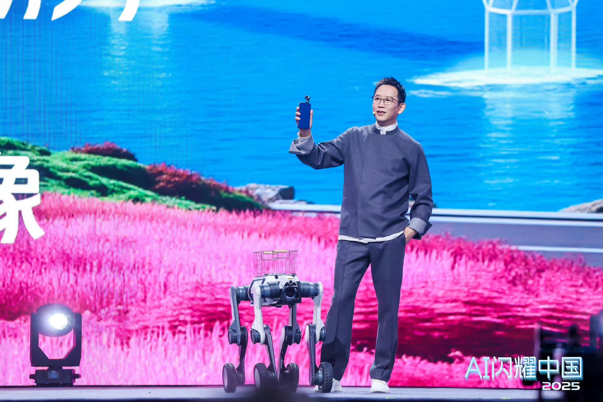 荣耀又来秀肌肉💪🏻了！荣耀ROBOTPHONE国内首次线下公开展示。作为全