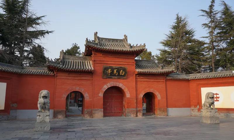 上个月，有个外地朋友先在西安游玩了几日，之后来到洛阳。我领他去了龙门石窟、白马寺