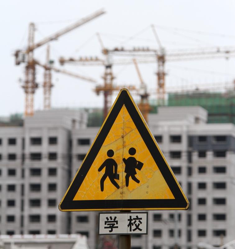 生三胎奖励10万还送学区房？两种家庭的真实生活，戳中无数父母的痛点现在的年