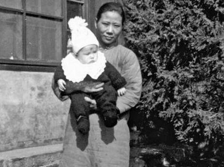 1938年，一名外国婴儿在天津的一家医院出生，可他的父母急于坐船回国，没留下任何