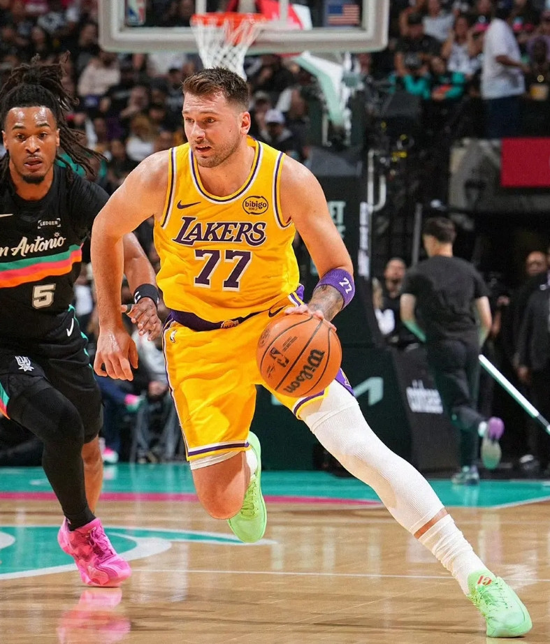 输卡位战！湖人91-107马刺，谈3件事。1、双方都是背靠背，但是不同于湖人，