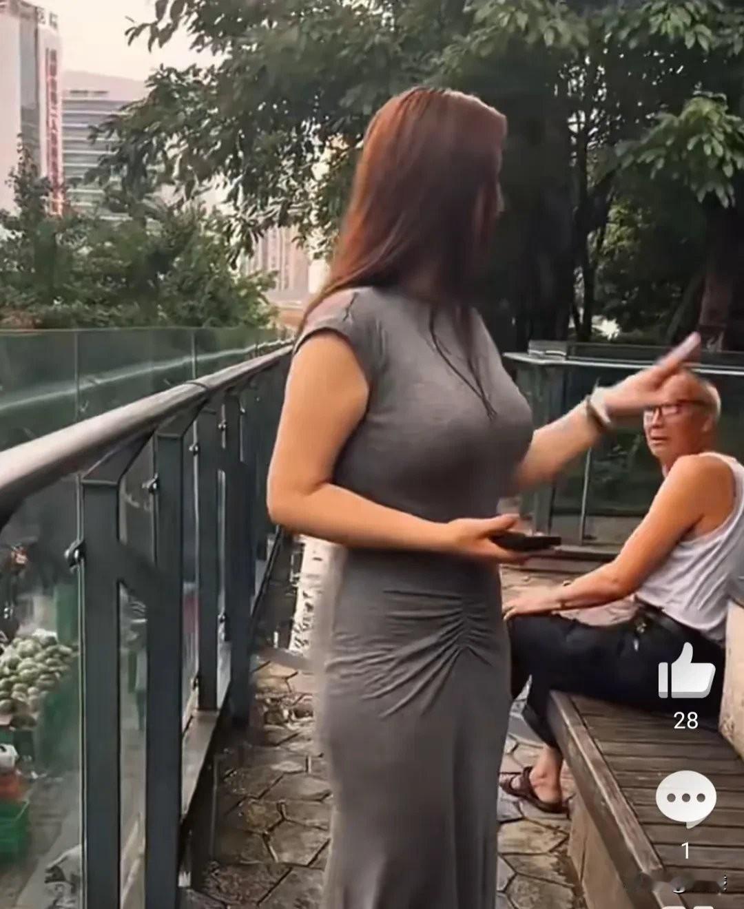 街头一幕引发热议。穿紧身衣裙的丰满少妇路过，戴眼镜的六旬爷爷目光全程追随。这