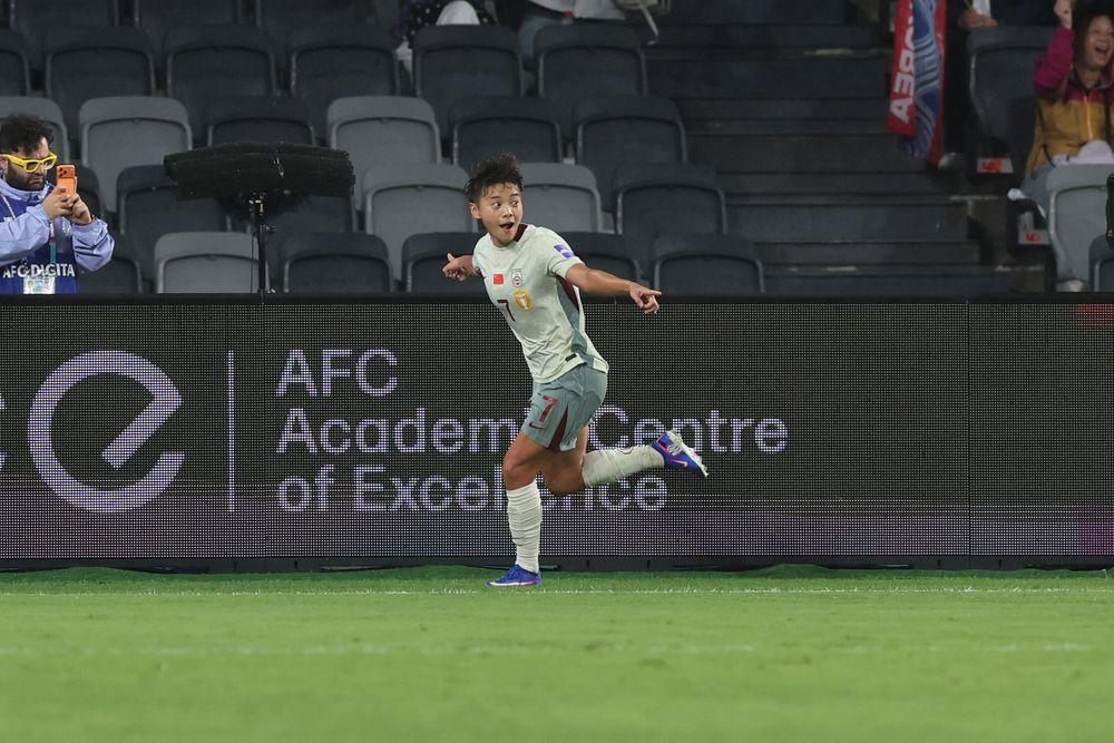 女足亚洲杯传来好消息！中国女足2-1朝鲜，三战全胜，小组第一晋级！北京时间