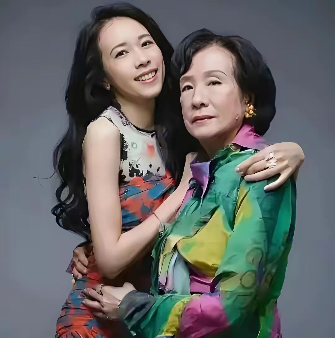 莫文蔚的妈妈年轻时也太好看了，不魄是张国荣嘴里：香港最完美的女人，自带豪门贵气的初代女神。​